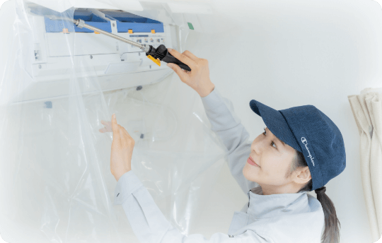 動清掃機能付きのエアコンを洗浄している様子