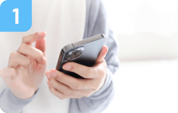 スマートフォンを操作する手元